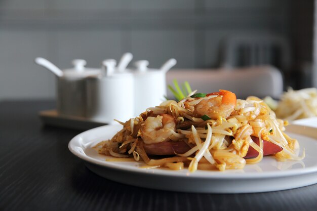 Nouilles frites padthai de nourriture thaïlandaise aux crevettes