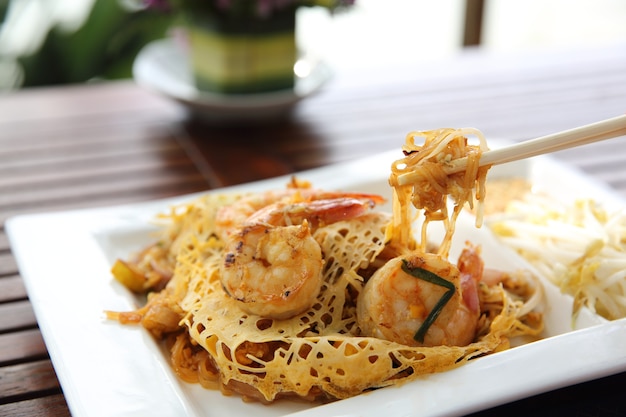 Nouilles frites padthai de nourriture thaïlandaise aux crevettes