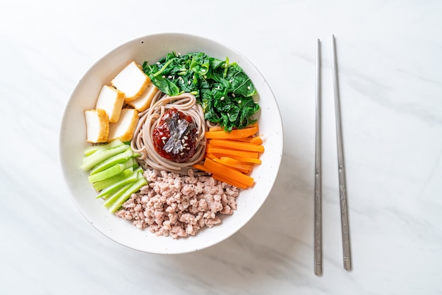 Nouilles Froides épicées Coréennes - Bibim Makguksu Ou Bibim Guksu - Cuisine Coréenne