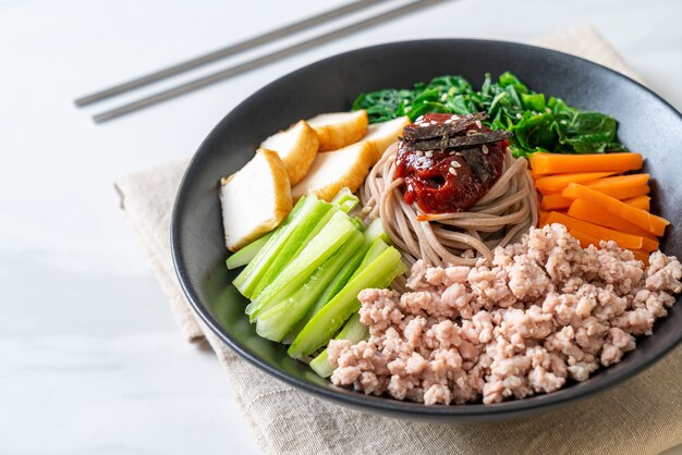 Nouilles froides épicées coréennes - Bibim Makguksu ou Bibim Guksu - Cuisine coréenne