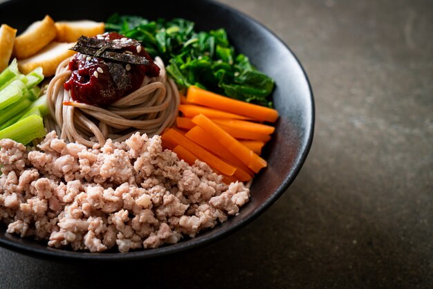 Nouilles froides épicées coréennes - Bibim Makguksu ou Bibim Guksu - Cuisine coréenne