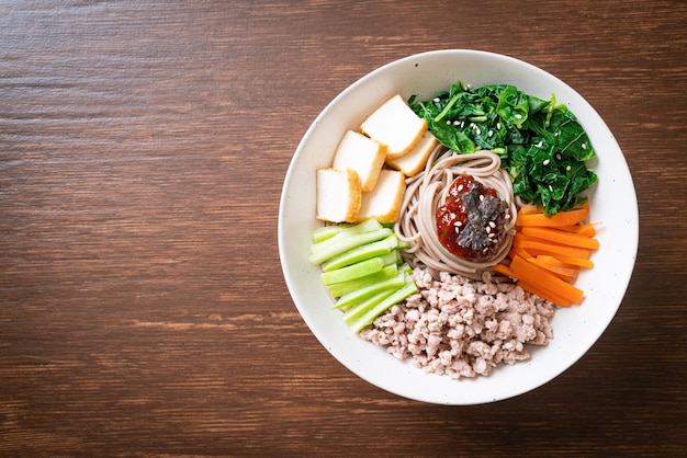 Nouilles froides épicées coréennes - bibim makguksu ou bibim guksu - style de cuisine coréenne