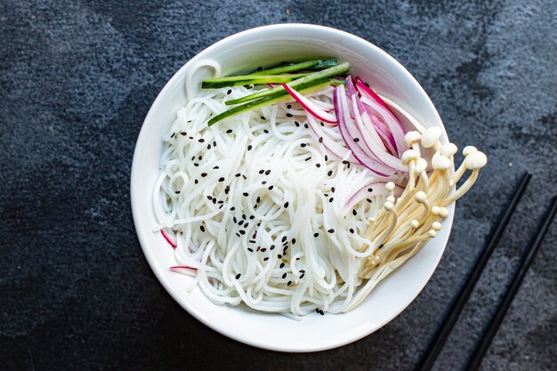 nouilles glacées légumes pâtes Enoki cellophane Miso Ramen funchose soupe pho fruits de mer