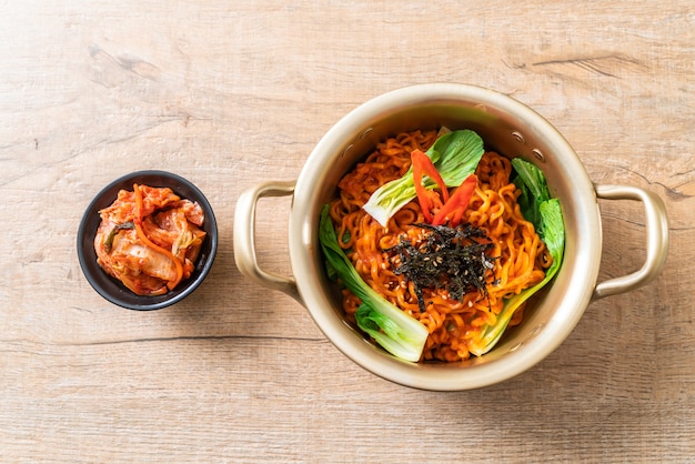 nouilles instantanées coréennes aux légumes et kimchi