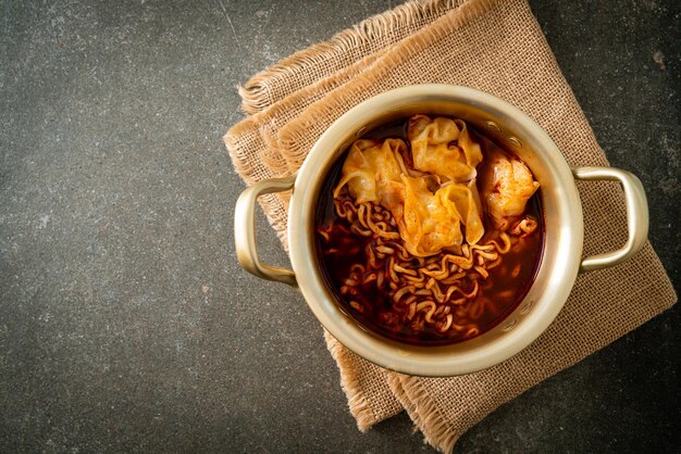 Des nouilles instantanées coréennes avec des boulettes - style alimentaire coréen