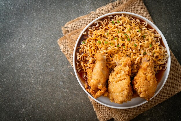 Nouilles instantanées coréennes avec poulet frit ou ramyeon de poulet frit - style de cuisine coréenne