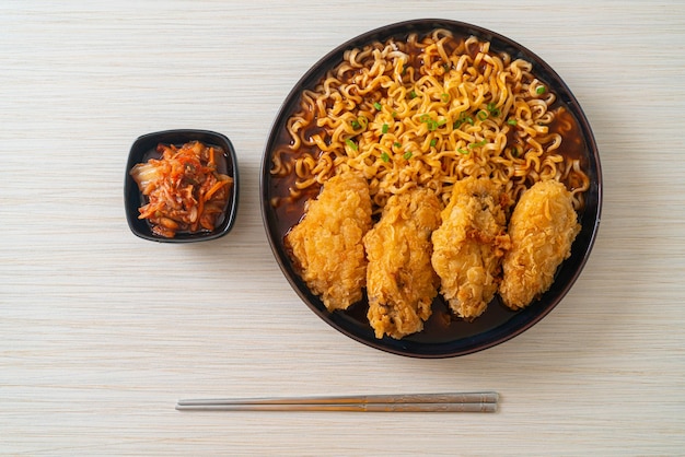 Nouilles instantanées coréennes avec poulet frit ou ramyeon de poulet frit - style de cuisine coréenne