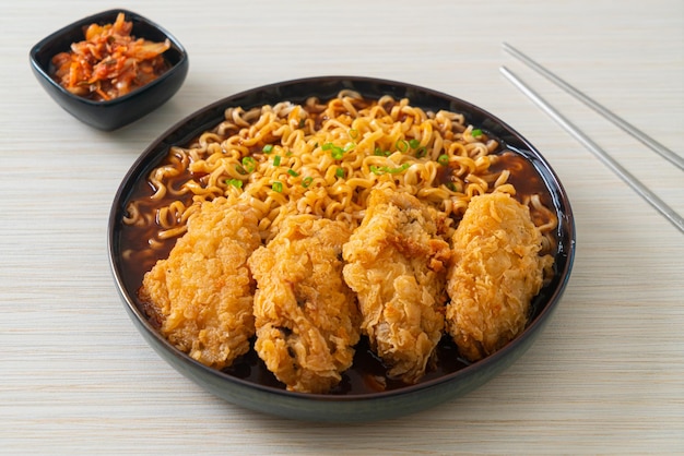 Nouilles instantanées coréennes avec poulet frit ou ramyeon de poulet frit - style de cuisine coréenne