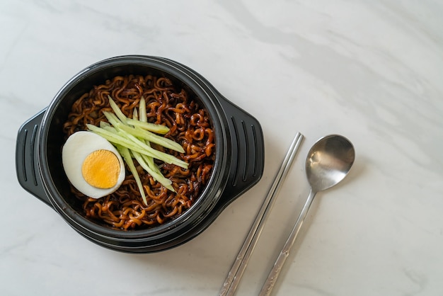 Nouilles instantanées coréennes avec sauce aux haricots noirs, concombre et œuf à la coque (Jajangmyeon ou JJajangmyeon) - style de cuisine coréenne