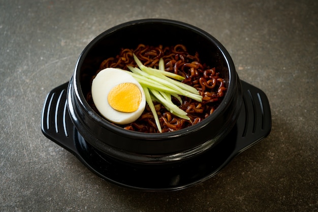 Nouilles instantanées coréennes avec sauce aux haricots noirs, concombre et œuf à la coque (Jajangmyeon ou JJajangmyeon) - style de cuisine coréenne