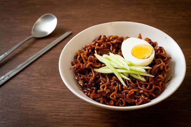 Nouilles instantanées coréennes avec sauce aux haricots noirs, concombre et œuf à la coque (Jajangmyeon ou JJajangmyeon) - style de cuisine coréenne
