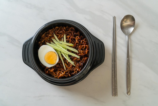 Nouilles instantanées coréennes avec sauce aux haricots noirs, concombre et œuf à la coque (Jajangmyeon ou JJajangmyeon) - style de cuisine coréenne