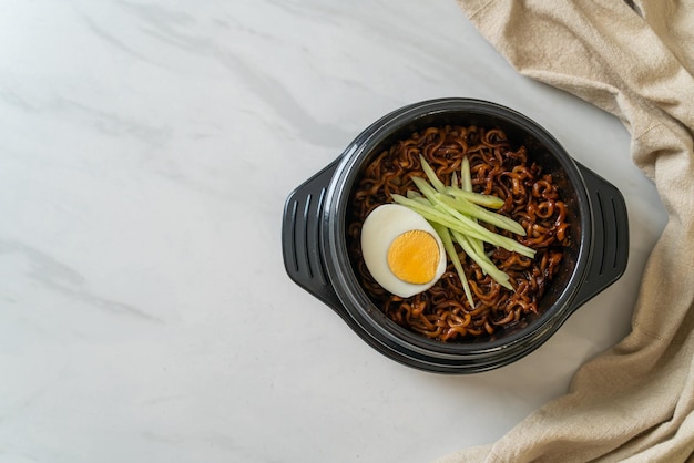 Nouilles instantanées coréennes avec sauce aux haricots noirs Jajangmyeon ou JJajangmyeon