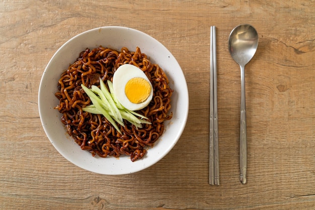 Nouilles instantanées coréennes avec sauce aux haricots noirs Jajangmyeon ou JJajangmyeon