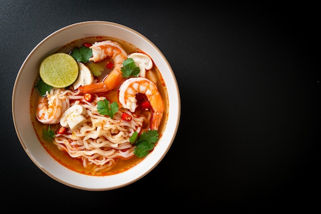 nouilles instantanées ramen dans une soupe épicée aux crevettes (Tom Yum Kung) - style de cuisine asiatique