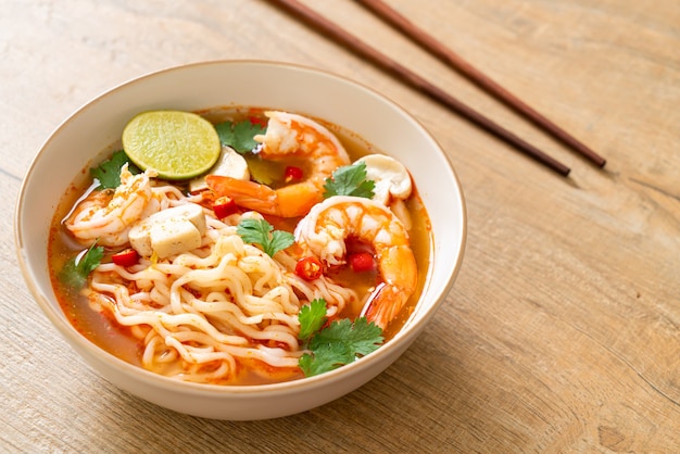 nouilles instantanées ramen en soupe épicée aux crevettes (Tom Yum Kung)