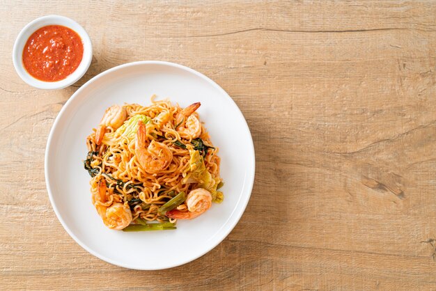 Nouilles instantanées sautées sukiyaki aux crevettes