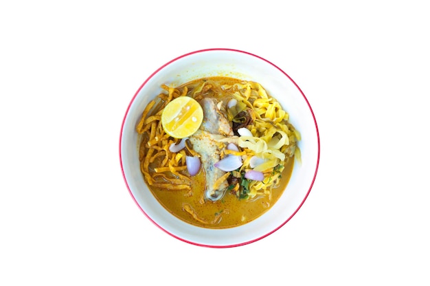 Nouilles Khao Soi style de cuisine thaïlandaise sur fond blancstyle de cuisine nord de la Thaïlande isolé sur blanc