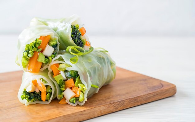 Des nouilles de légumes frais, des rouleaux de printemps, de la nourriture diététique, de la salade de nourriture propre.