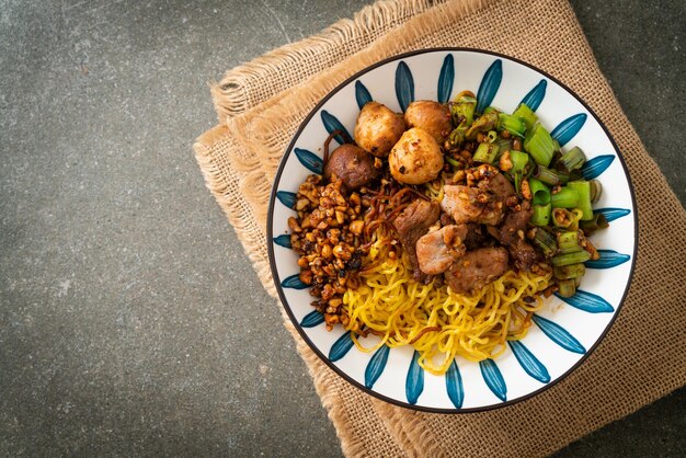 nouilles d'œufs séchés avec du porc et des boulettes de viande
