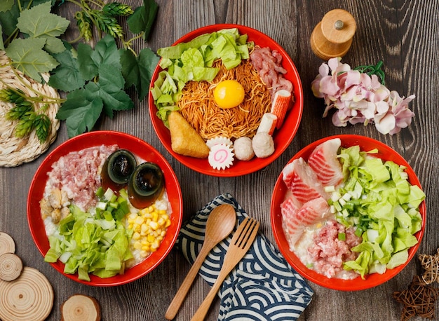 Nouilles de poulet rôties au pot conserves de bouillie de viande maigre aux œufs Filet de poisson dans un bol vue de dessus sur la table en bois nourriture taïwanaise