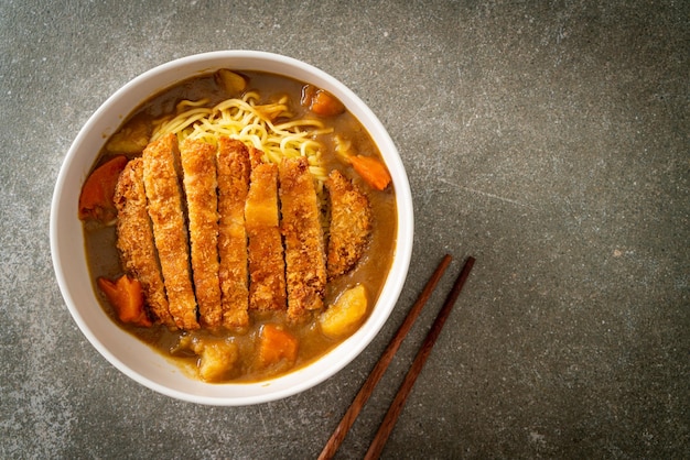 nouilles ramen au curry avec escalope de porc frit tonkatsu - style de cuisine japonaise