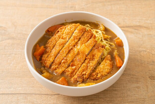 nouilles ramen au curry avec escalope de porc frit tonkatsu - style de cuisine japonaise