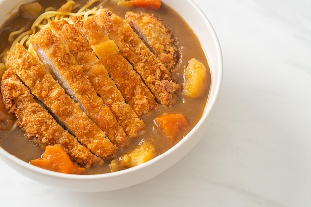 nouilles ramen au curry avec escalope de porc frite tonkatsu