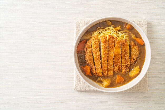 nouilles ramen au curry avec escalope de porc frite tonkatsu