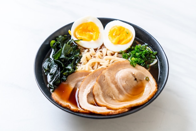 Nouilles ramen au porc et aux œufs