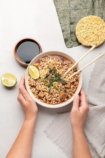 Nouilles ramen au tofu nori et citron vert