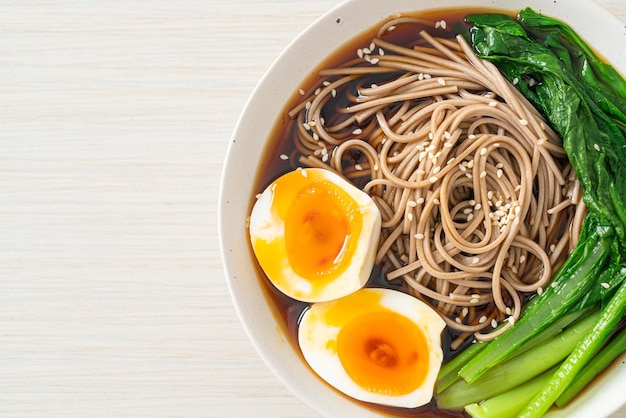 nouilles ramen aux œufs et légumes - style alimentaire végétalien ou végétarien