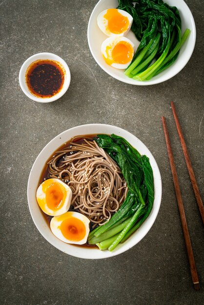 nouilles ramen aux œufs et légumes - style végétalien ou végétarien