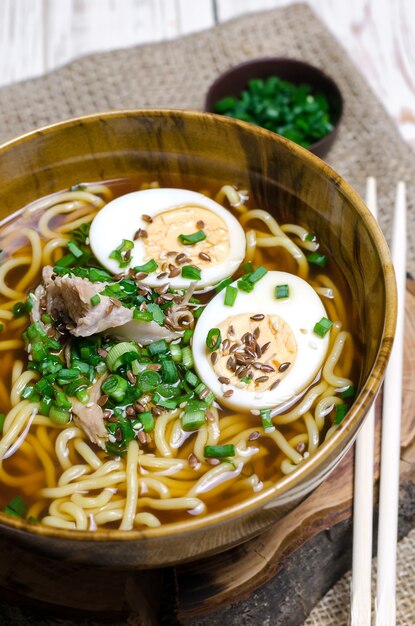 Nouilles ramen aux oeufs, viande et oignon vert