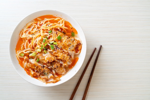 nouilles ramen avec gyoza ou boulettes de porc - style de cuisine asiatique