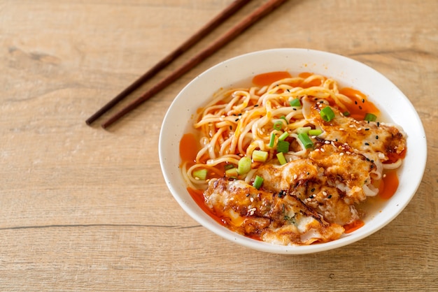 nouilles ramen avec gyoza ou boulettes de porc