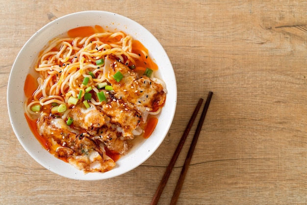 nouilles ramen avec gyoza ou boulettes de porc