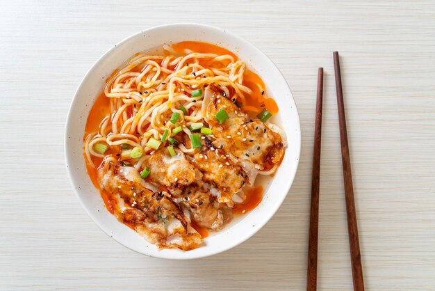 nouilles ramen avec gyoza ou boulettes de porc