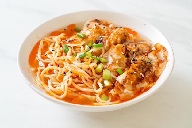 nouilles ramen avec gyoza ou boulettes de porc