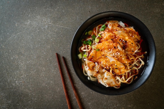 nouilles ramen avec gyoza ou boulettes de porc