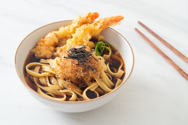 Nouilles ramen japonaises aux crevettes tempura - style cuisine asiatique