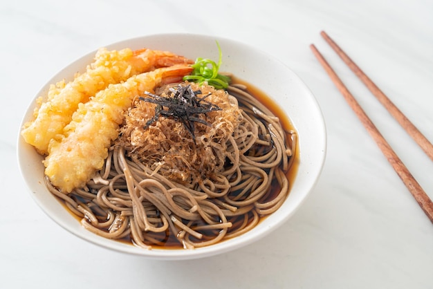 Nouilles ramen japonaises aux crevettes tempura