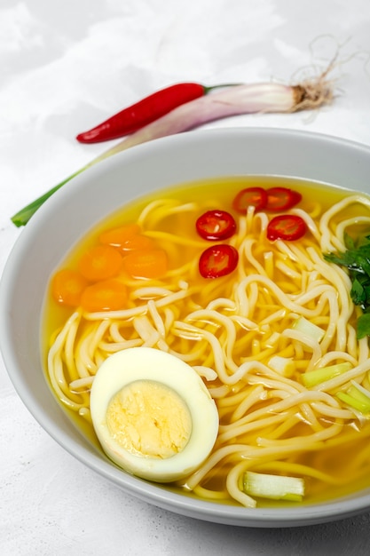 Photo nouilles ramen orientales maison