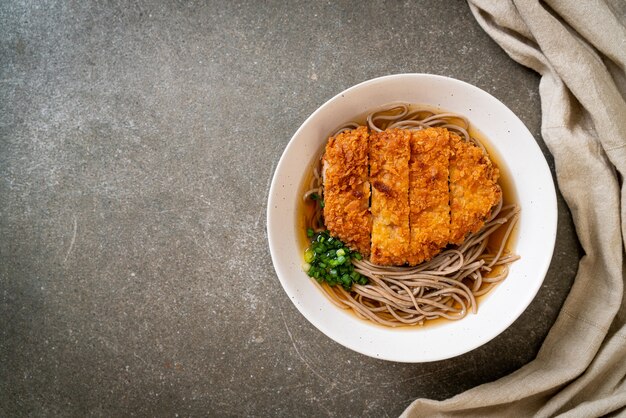 Nouilles ramen soba avec escalope de porc frite japonaise (tonkatsu) - cuisine asiatique