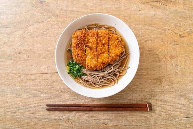 Nouilles ramen soba avec escalope de porc frite japonaise (tonkatsu), style de cuisine asiatique