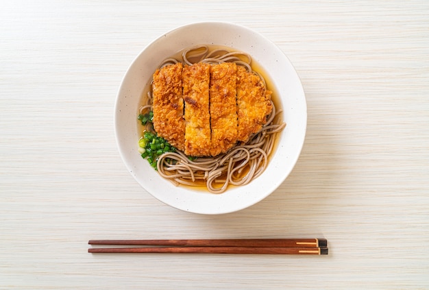 Nouilles ramen soba avec escalope de porc frite japonaise (tonkatsu)