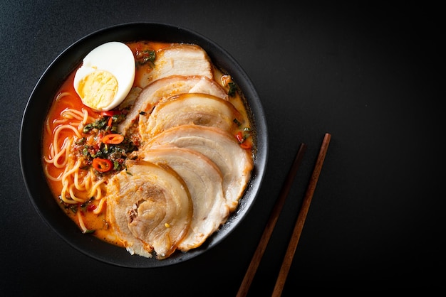 Nouilles Ramen Soupe Tomyum Épicée avec Rôti de Porc