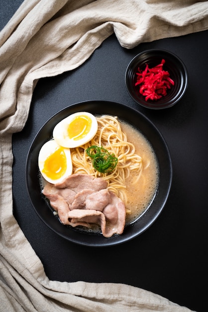 nouilles ramen tonkotsu au porc et aux œufs