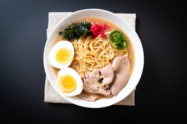 nouilles ramen tonkotsu au porc et aux œufs