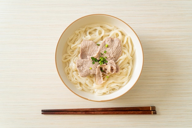 nouilles ramen udon faites maison avec du porc dans une soupe claire